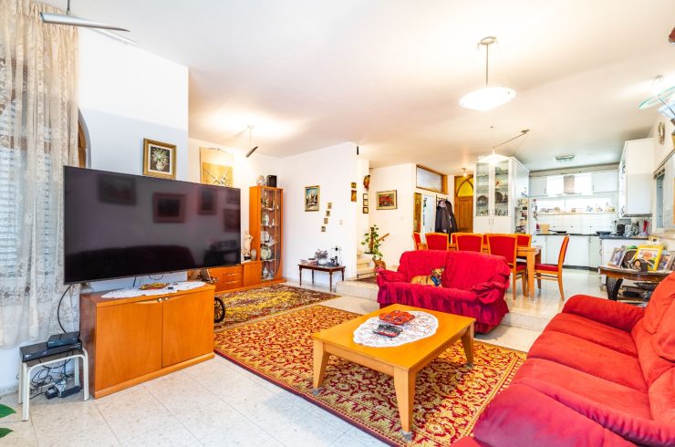 ברמות במשעול קטן ושקט, דו משפחתי, 8 חדרים. מצב מצוין!